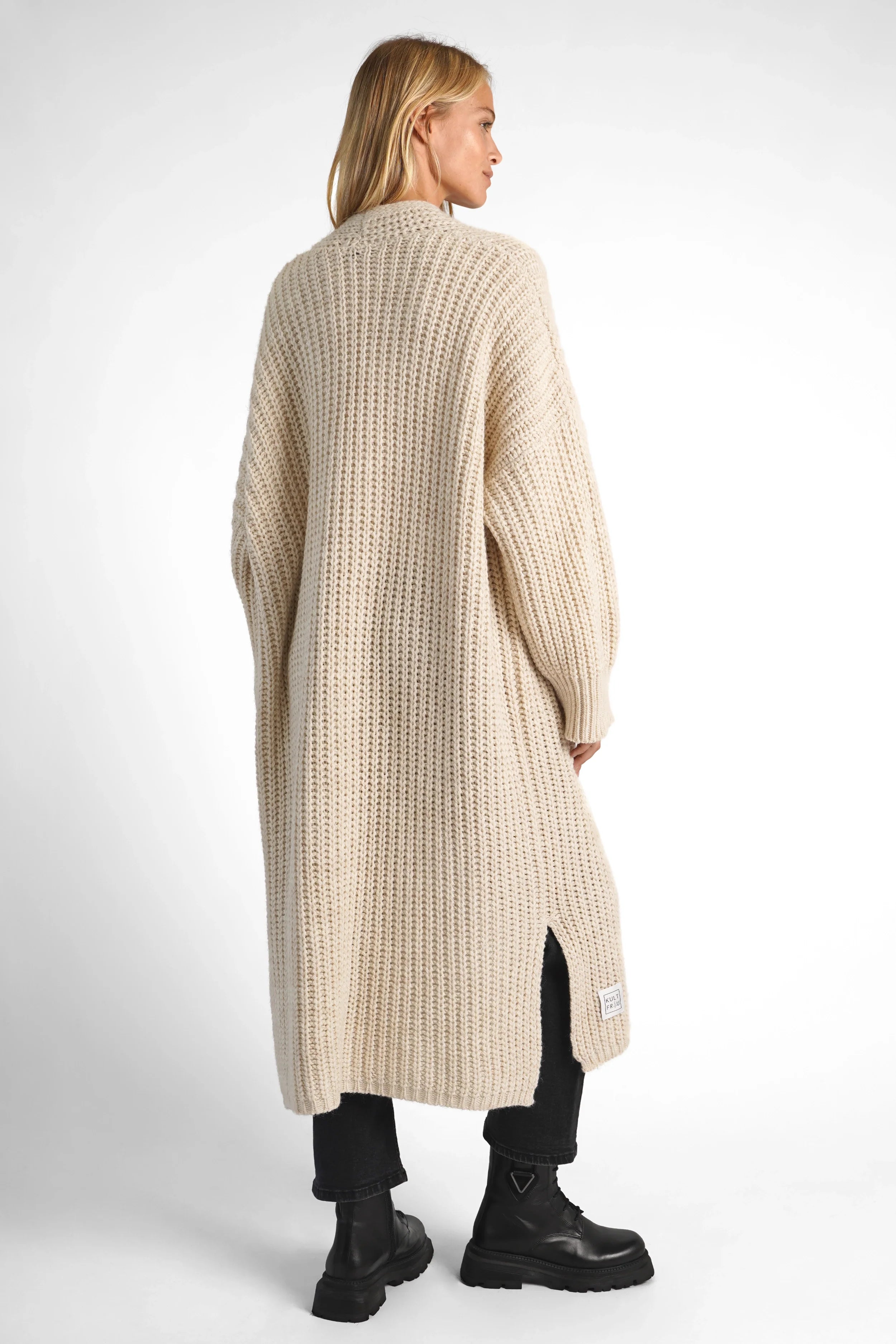LOLA Strickcardigan langer Oversize-Cardigan aus weichem Strick mit lockerer Passform und aufgesetzten Taschen