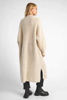 LOLA Strickcardigan Oversize lang in Beige mit offenem Schnitt und aufgesetzten Taschen