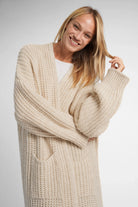 LOLA Strickcardigan oversized, mit aufgesetzten Taschen, offen getragen, beige, locker gestrickt, kuschelig und leicht