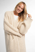 LOLA Strickcardigan oversized beige mit Taschen und lässigem Schnitt