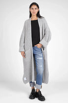 Woman wearing gray oversized LOLA Strickcardigan with open front and rolled sleeves