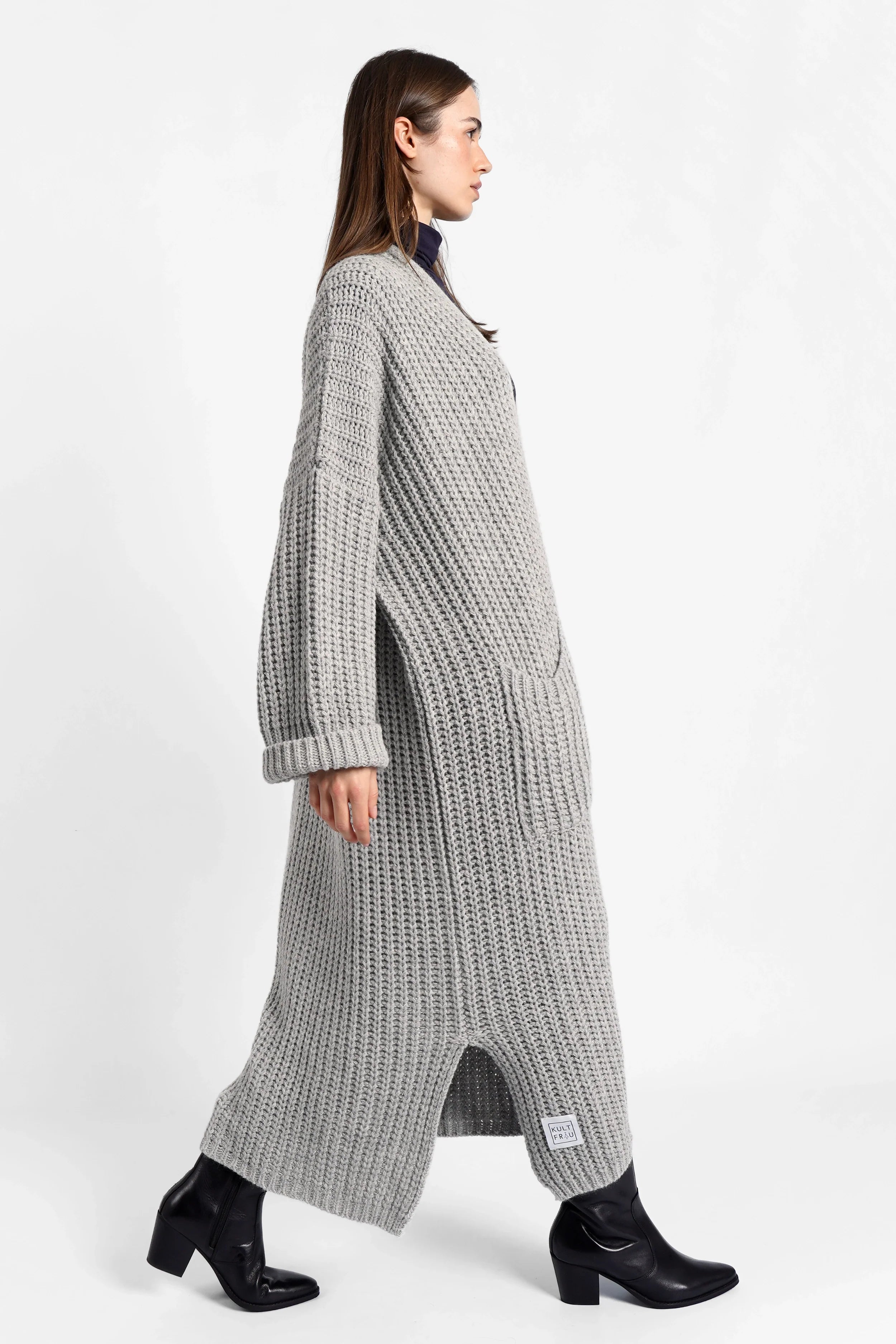 LOLA Strickcardigan oversized grau mit lockeren Ärmeln und offenen Tragekomfort