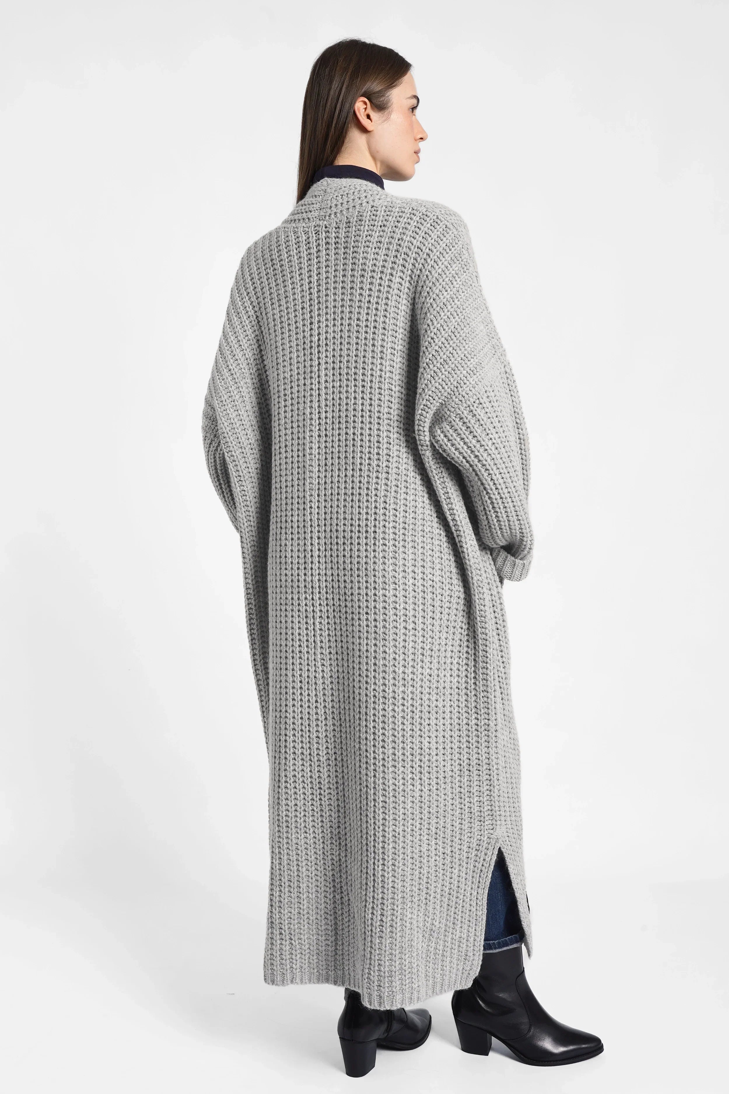 LOLA Strickcardigan langer, grauer, oversized Strickcardigan offen getragen mit aufgesetzten Taschen