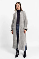 LOLA Strickcardigan langer grauer Oversize Strickcardigan mit aufgesetzten Taschen und lockeren Ärmeln