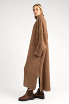 Femininer brauner LOLA Strickcardigan mit lockerem Oversize-Schnitt und aufgesetzten Taschen