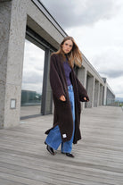 Frau trägt LOLA Strickcardigan, lässiger oversized Strickcardigan mit offenen Fall und aufgesetzten Taschen
