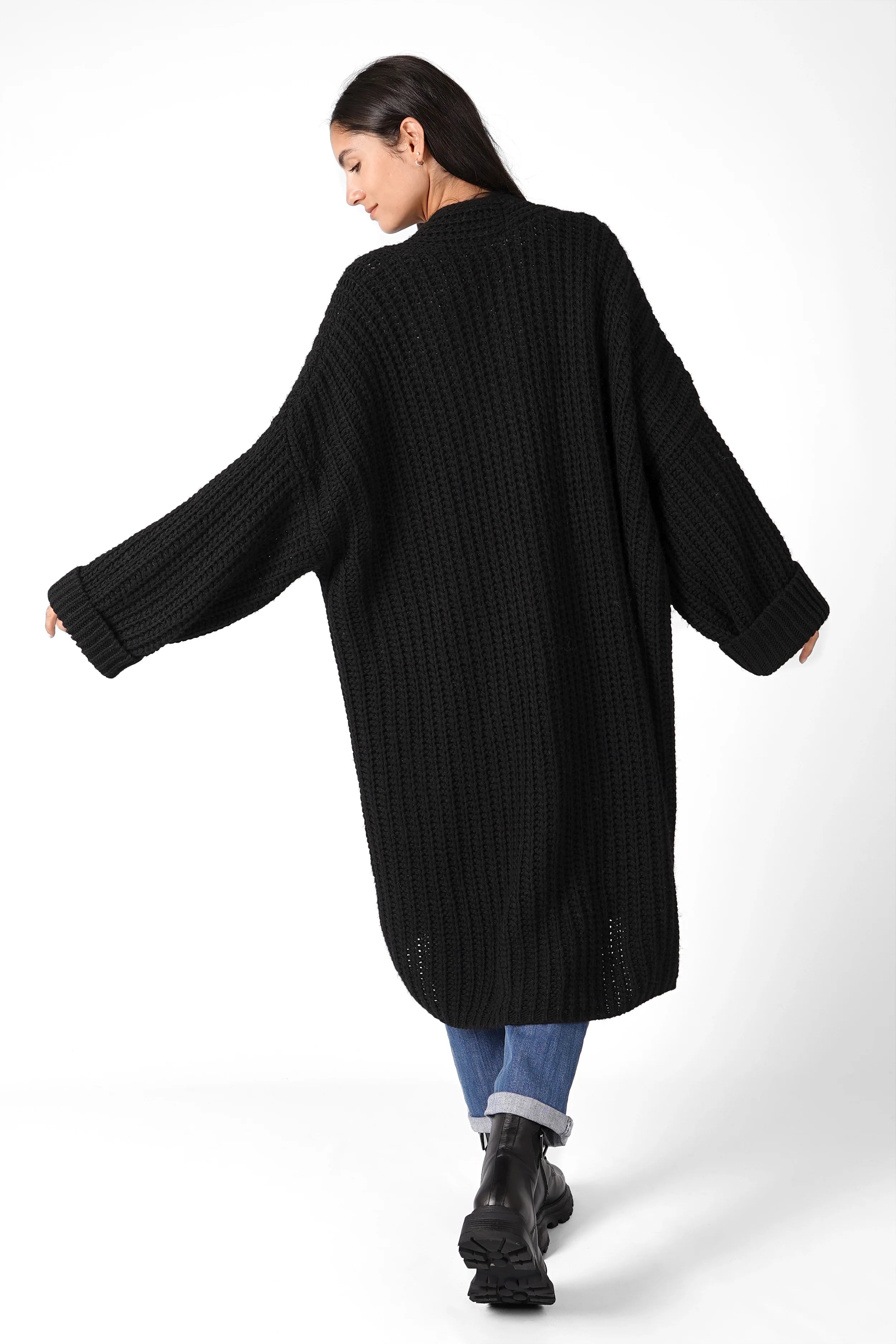 Woman wearing oversized black LOLLYTA Strickcardigan with dropped shoulders and cuffed sleeves from the back
