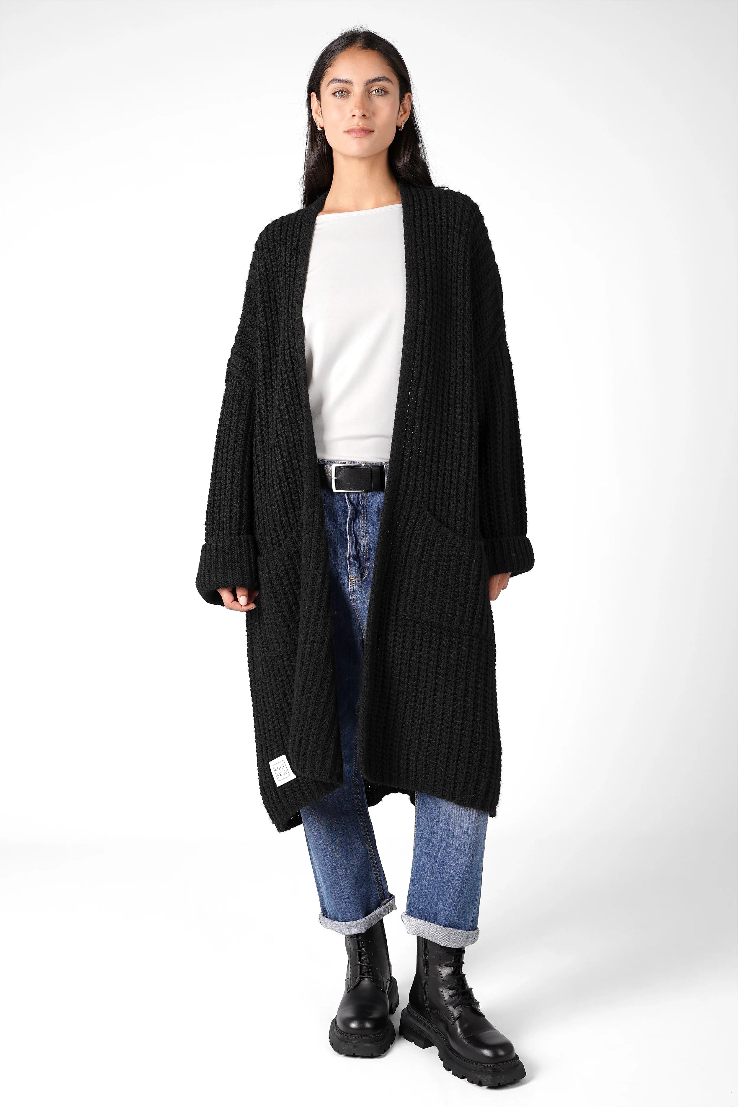 Woman wearing black oversized LOLLYTA Strickcardigan with relaxed fit, open front, and patch pockets