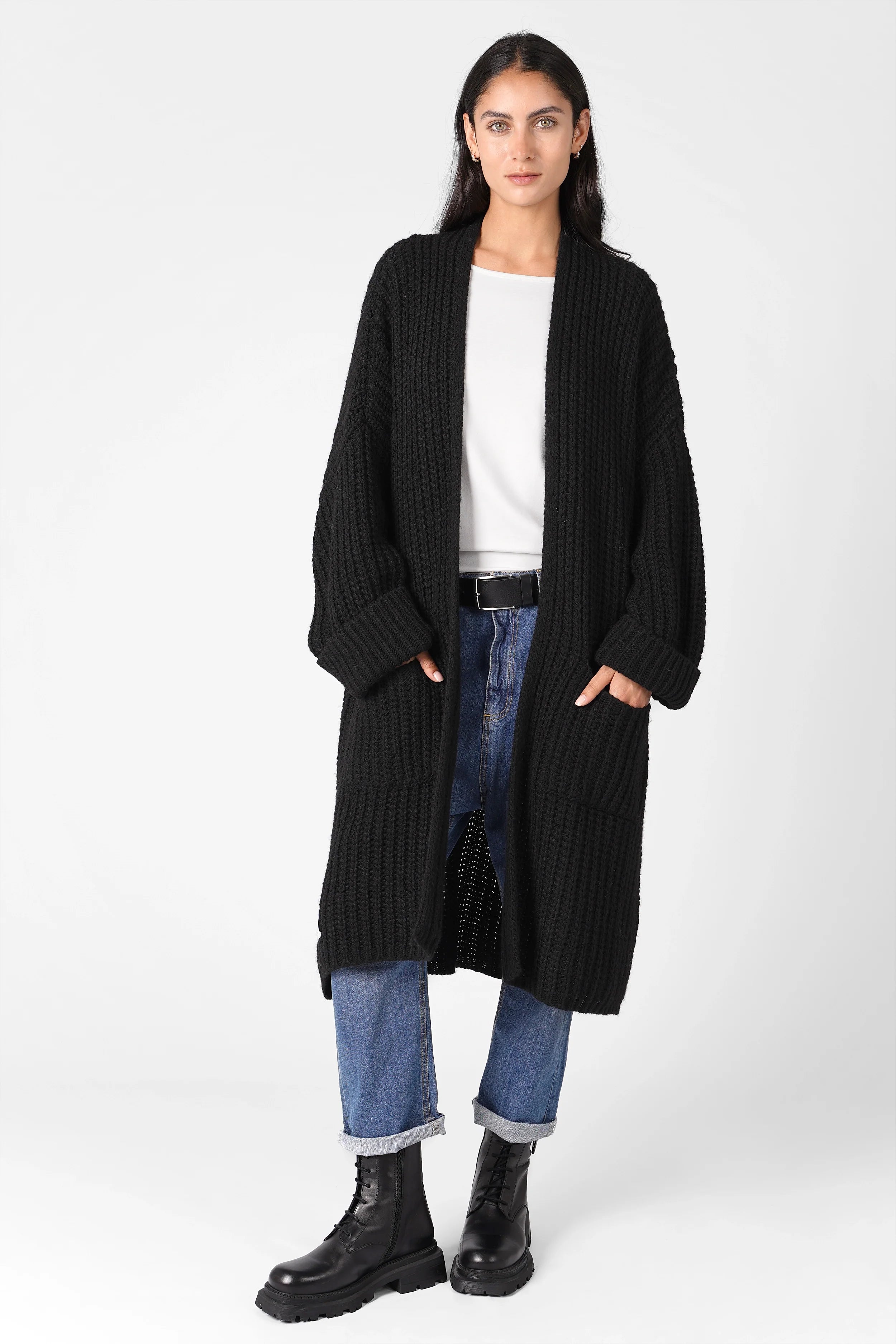 schwarzer LOLLYTA Strickcardigan oversized mit aufgesetzten taschen und überschnittenen schultern lässig offen getragen