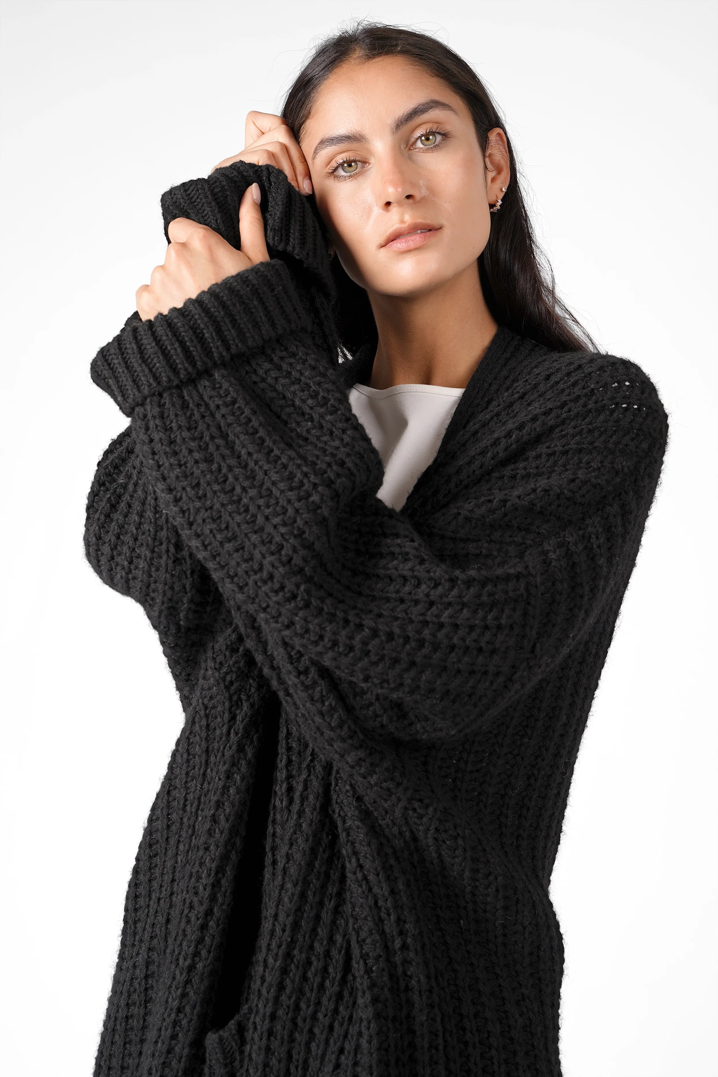 woman wearing black oversized LOLLYTA Strickcardigan with rolled-up sleeves and relaxed fit