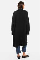 Oversized Strickcardigan offen getragen mit überschnittenen Schultern und aufgesetzten Taschen