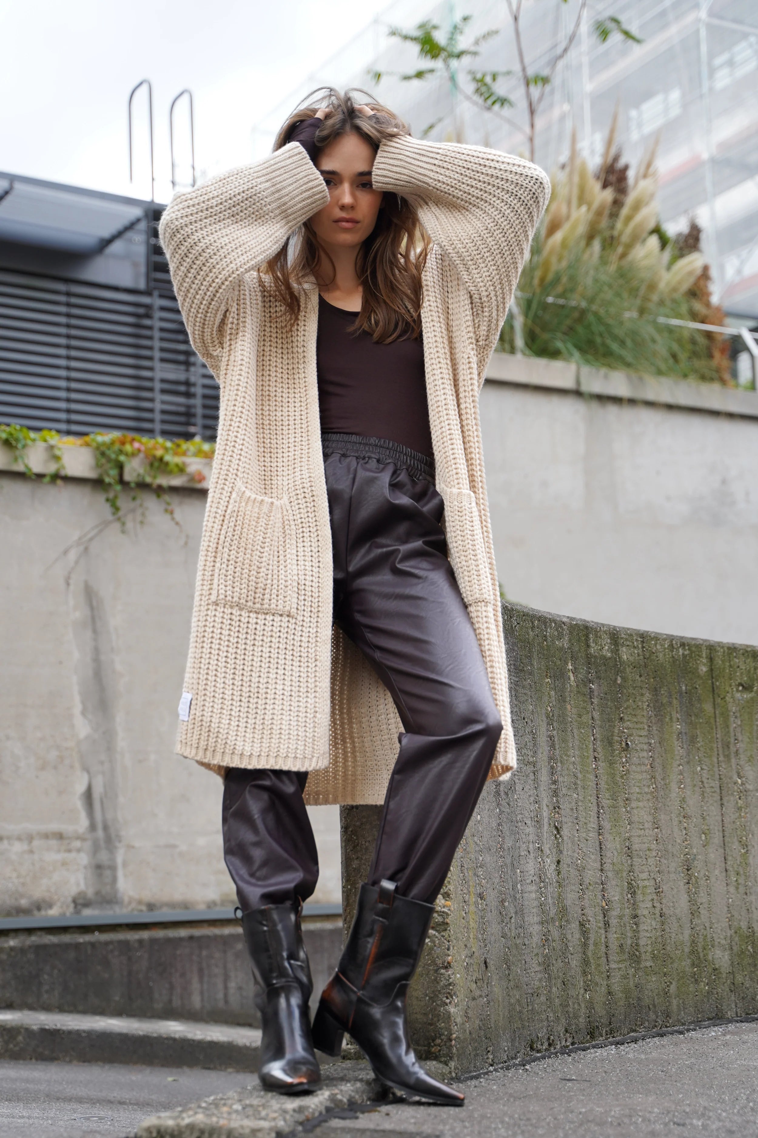 Damen oversized LOLYTA Strickcardigan beige mit aufgesetzten Taschen und überschnittenen Schultern