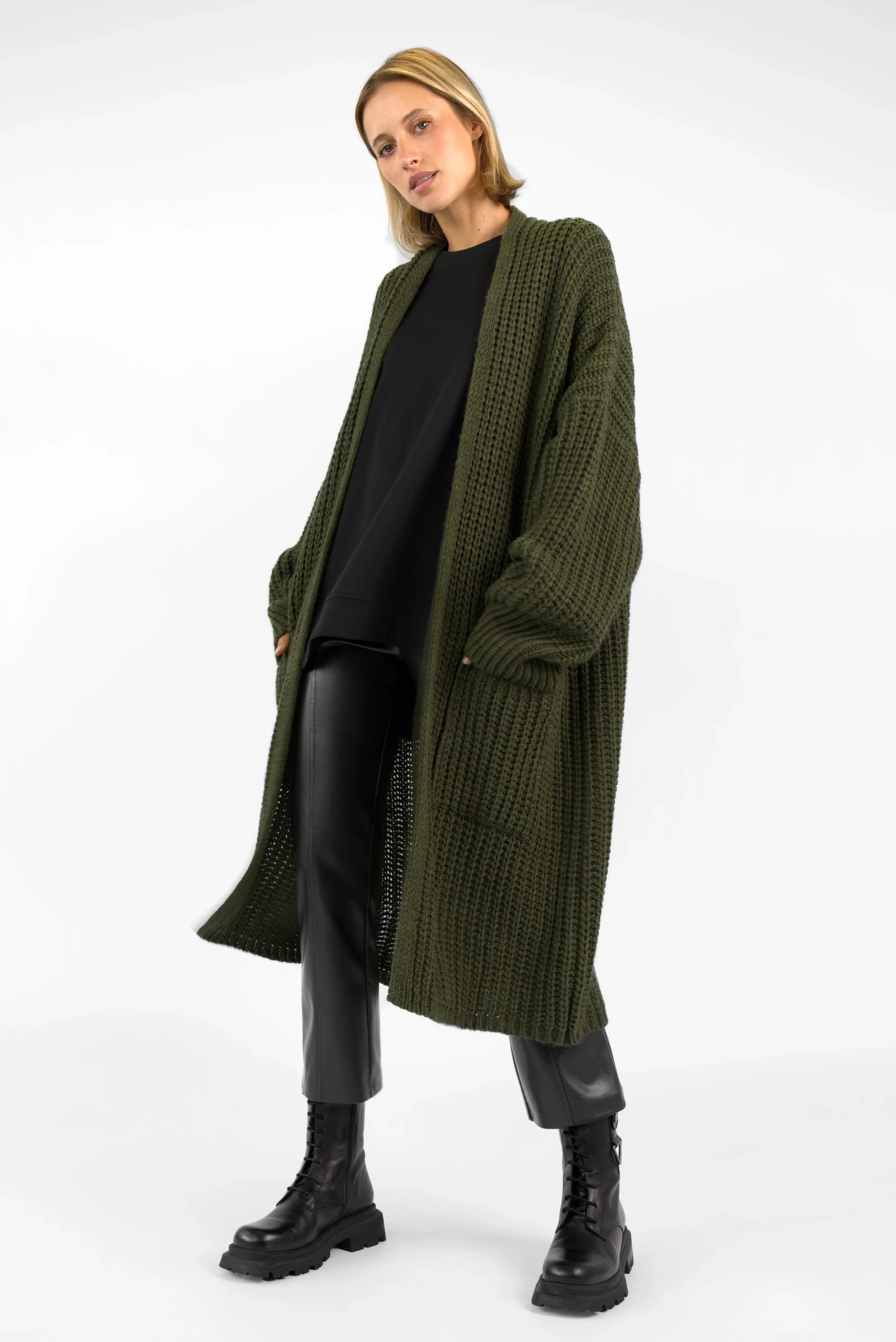 Damen trägt grünen LOLLYTA Strickcardigan oversized offen mit überschnittenen Schultern und aufgesetzten Taschen