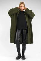 Damen trägt oversized LOLLYTA Strickcardigan offen mit aufgesetzten Taschen und entspanntem Schnitt