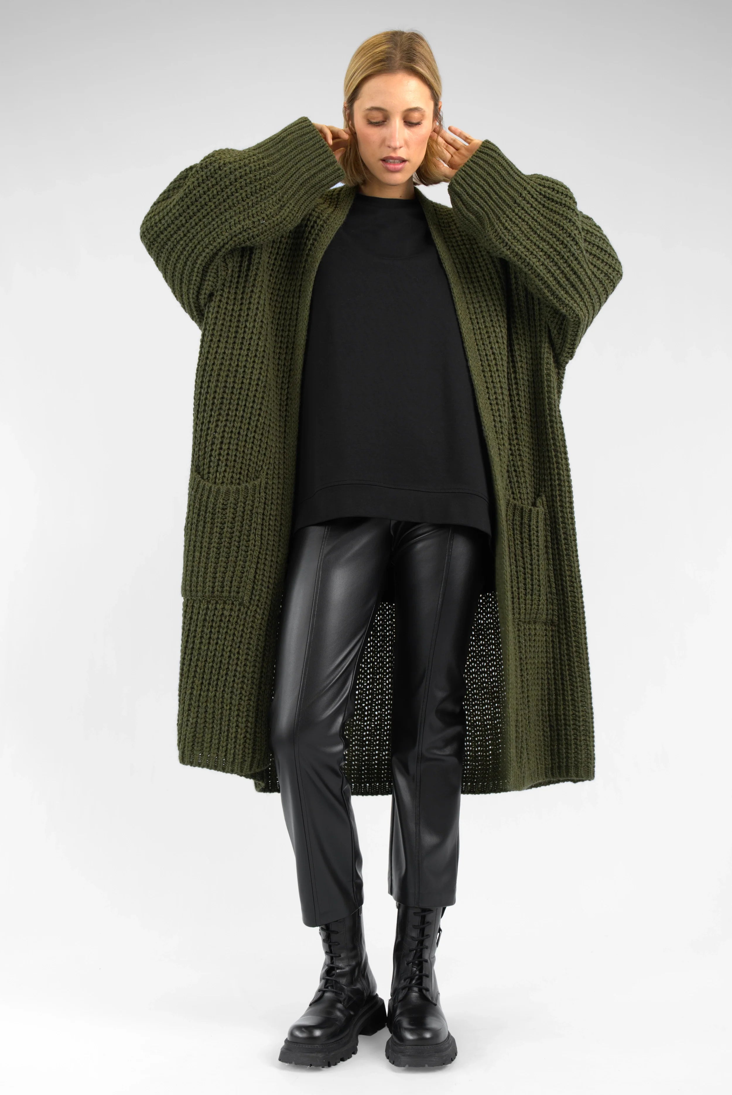 Damen trägt oversized LOLLYTA Strickcardigan offen mit aufgesetzten Taschen und entspanntem Schnitt