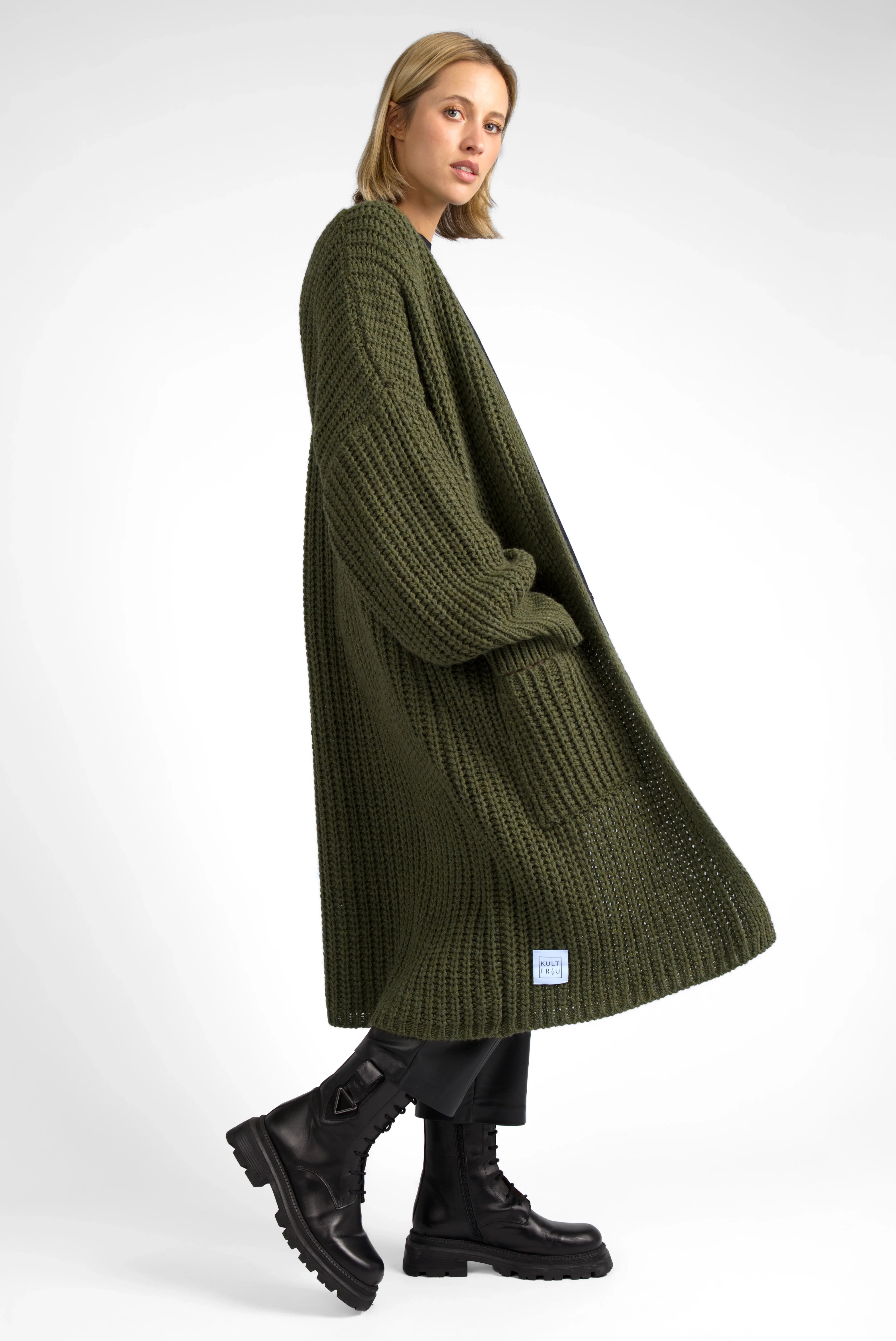 Woman wearing oversized olive green LOLLYTA Strickcardigan with dropped shoulders and patch pockets