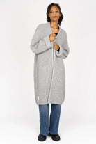 Woman wearing oversized grey LOLLYTA Strickcardigan with relaxed fit and front pockets over casual jeans