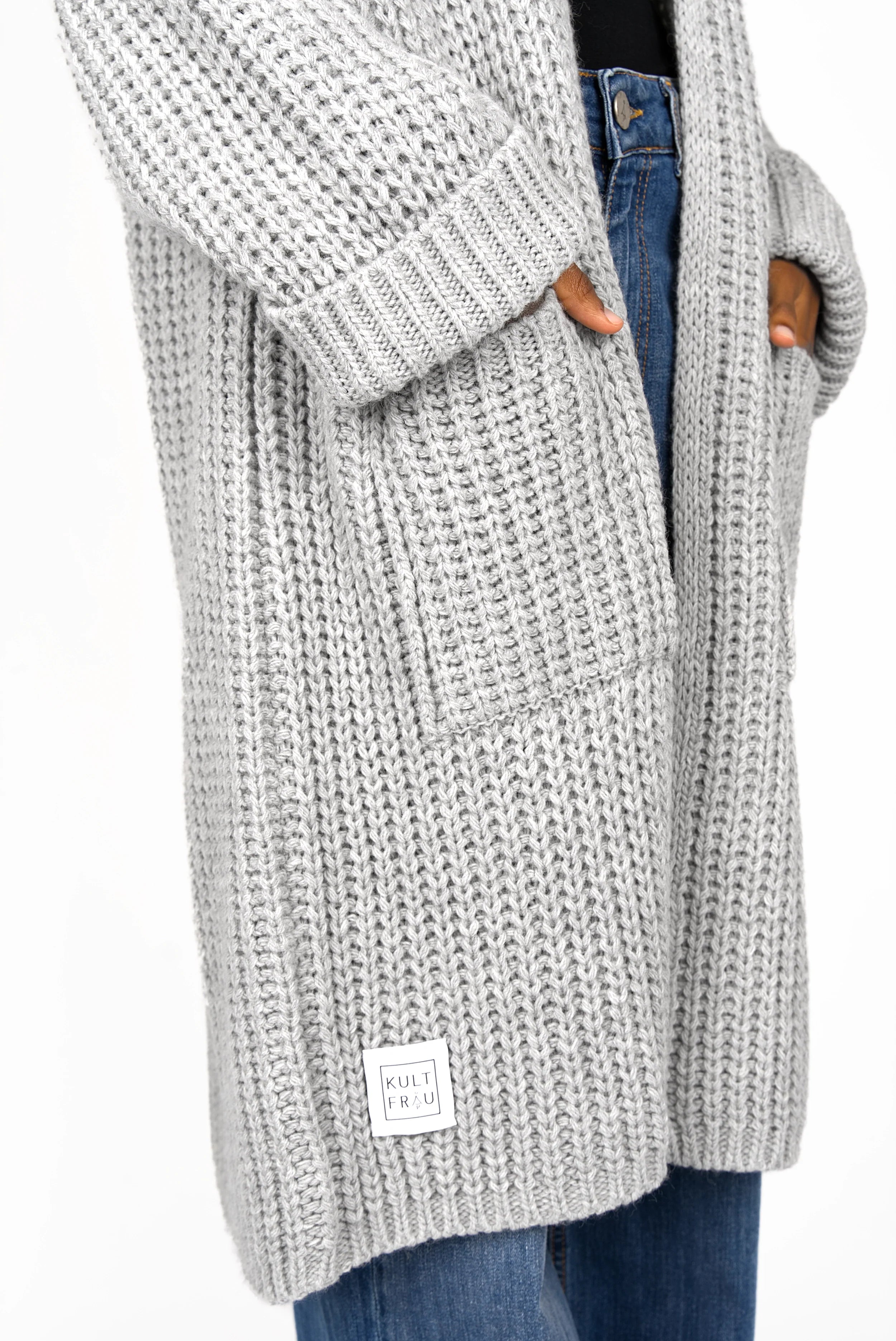LOLLYTA Strickcardigan oversized grey knit cardigan with front pockets and rolled sleeves worn with jeans