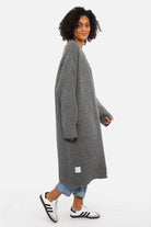 Oversized LOLLYTA Strickcardigan offen getragen mit überschnittenen Schultern und aufgesetzten Taschen