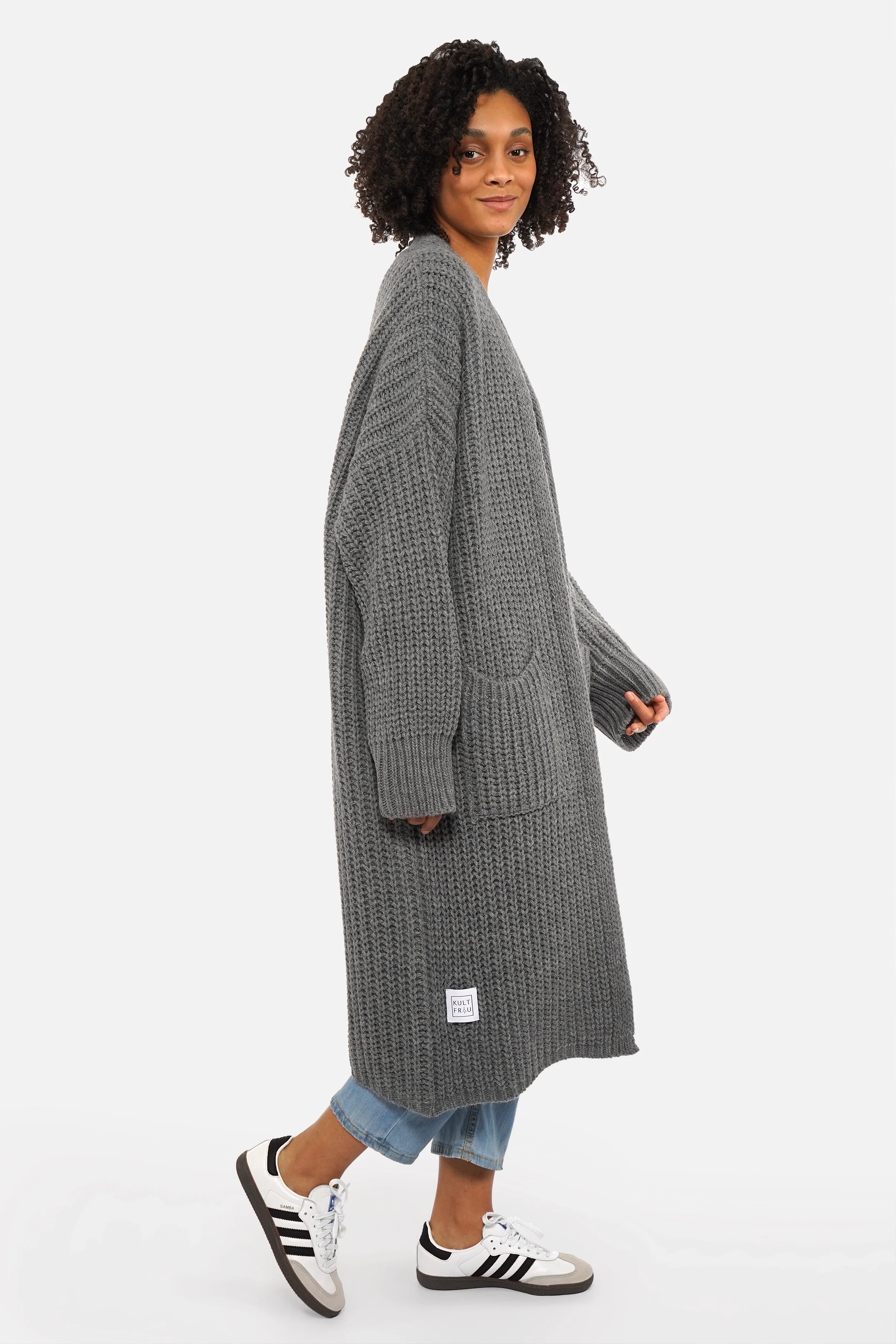 Oversized LOLLYTA Strickcardigan offen getragen mit überschnittenen Schultern und aufgesetzten Taschen