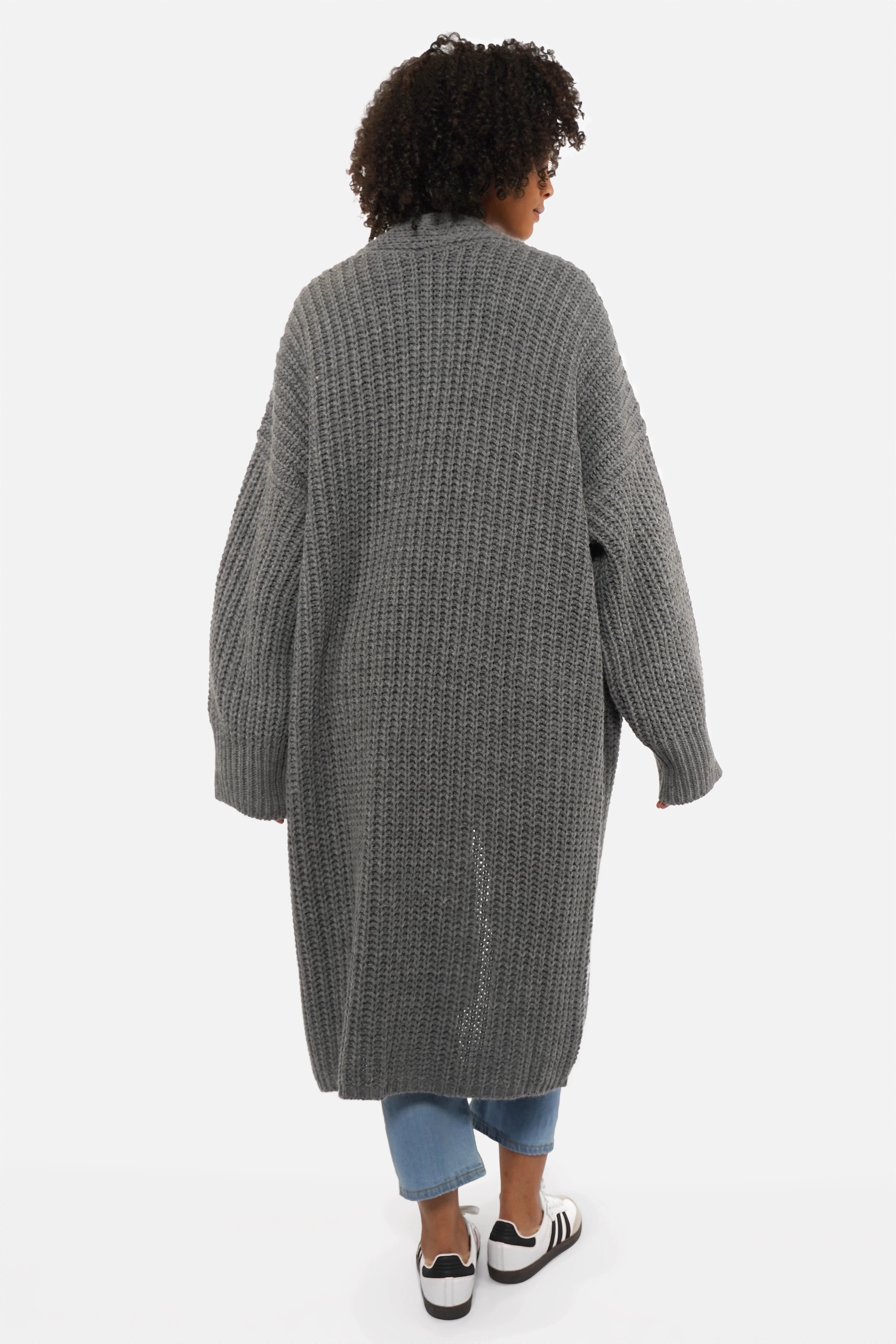 Oversized LOLLYTA Strickcardigan offen mit aufgesetzten Taschen und überschnittenen Schultern, cozy und ganzjährig tragbar