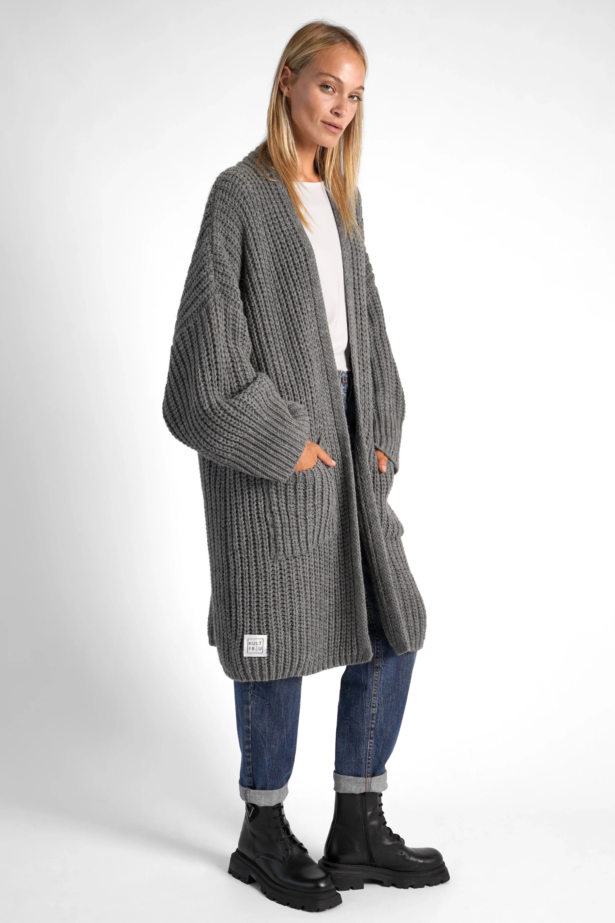 Woman wearing grey oversized LOLLYTA Strickcardigan with pockets, relaxed fit, and open front style