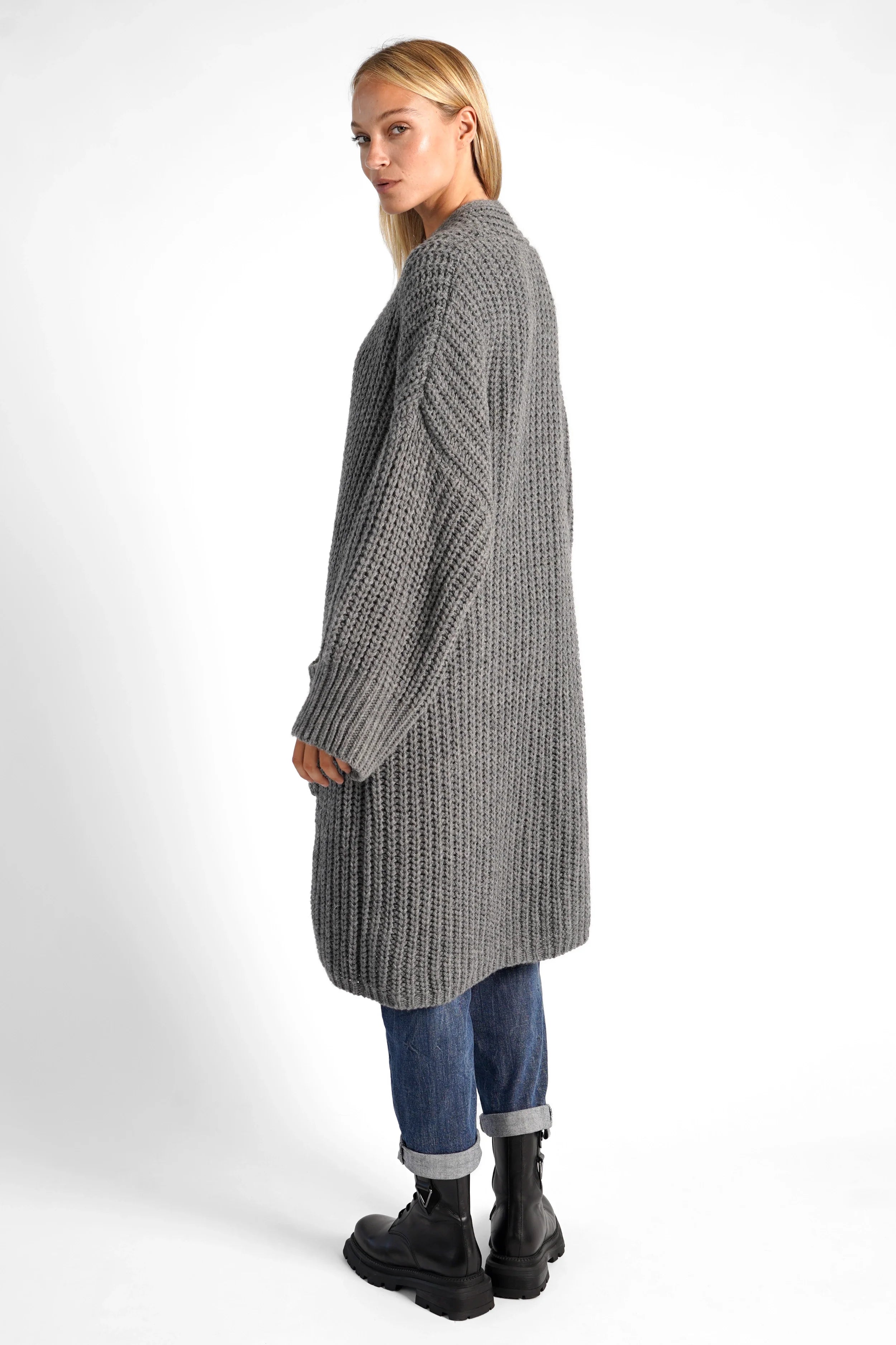 LOLLYTA Strickcardigan oversized grauer Strickcardigan mit aufgesetzten Taschen locker sitzend und lässig getragen