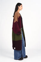 Side view of model wearing oversized LOLLYTA Strickcardigan in colorblock knit with relaxed fit and open front