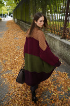 Oversized LOLLYTA Strickcardigan in Farbblock-Design mit überschnittenen Schultern und aufgesetzten Taschen, offen und gemütlich tragbar.