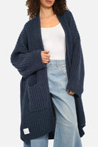 Oversized Strickcardigan LOLLYTA offen getragen mit überschnittenen Schultern und Taschen