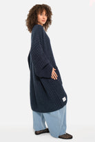 Oversize Strickcardigan LOLLYTA offen getragen mit überschnittenen Schultern und aufgesetzten Taschen