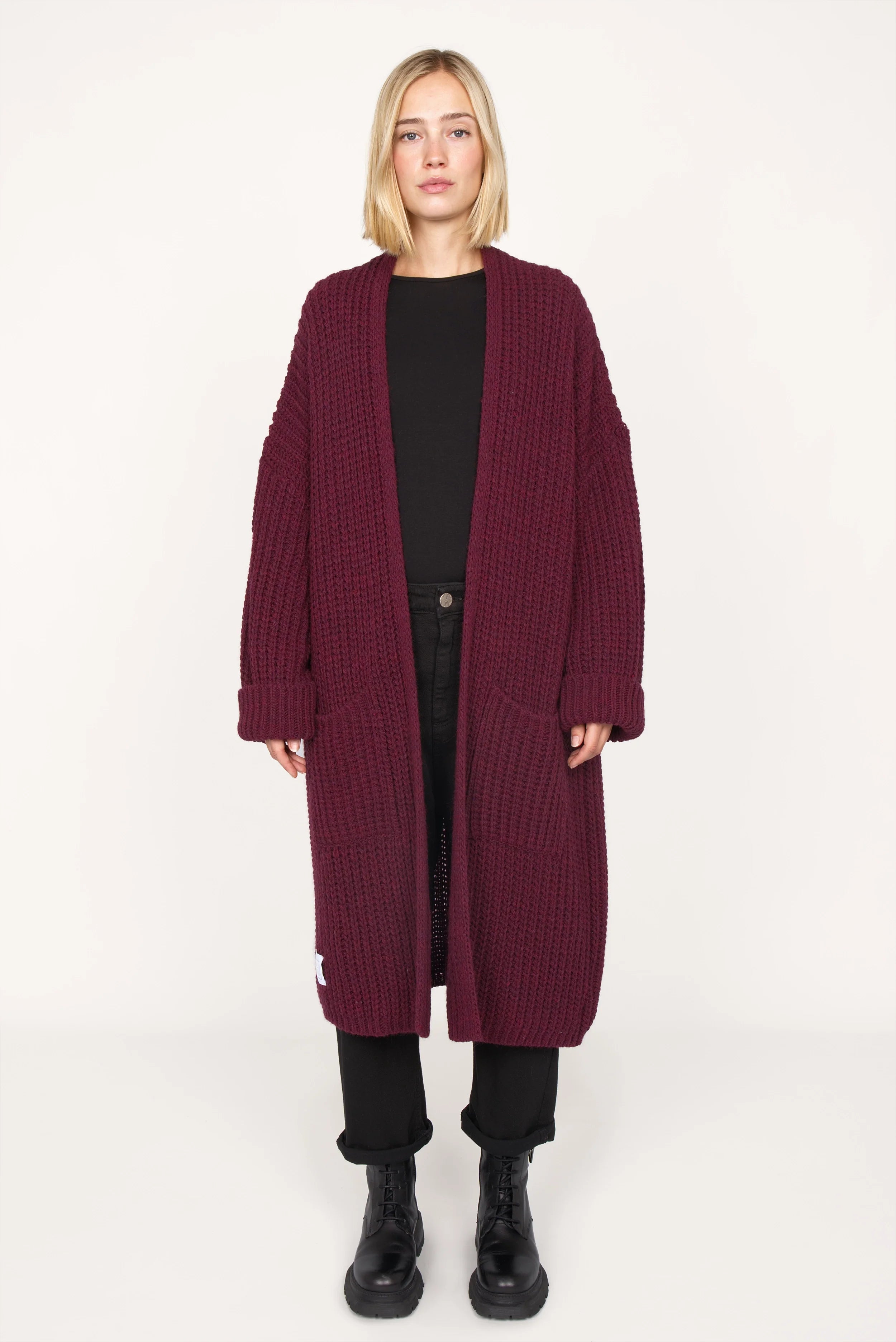 Woman wearing oversized LOLLYTA Strickcardigan in deep burgundy with relaxed fit and front pockets.