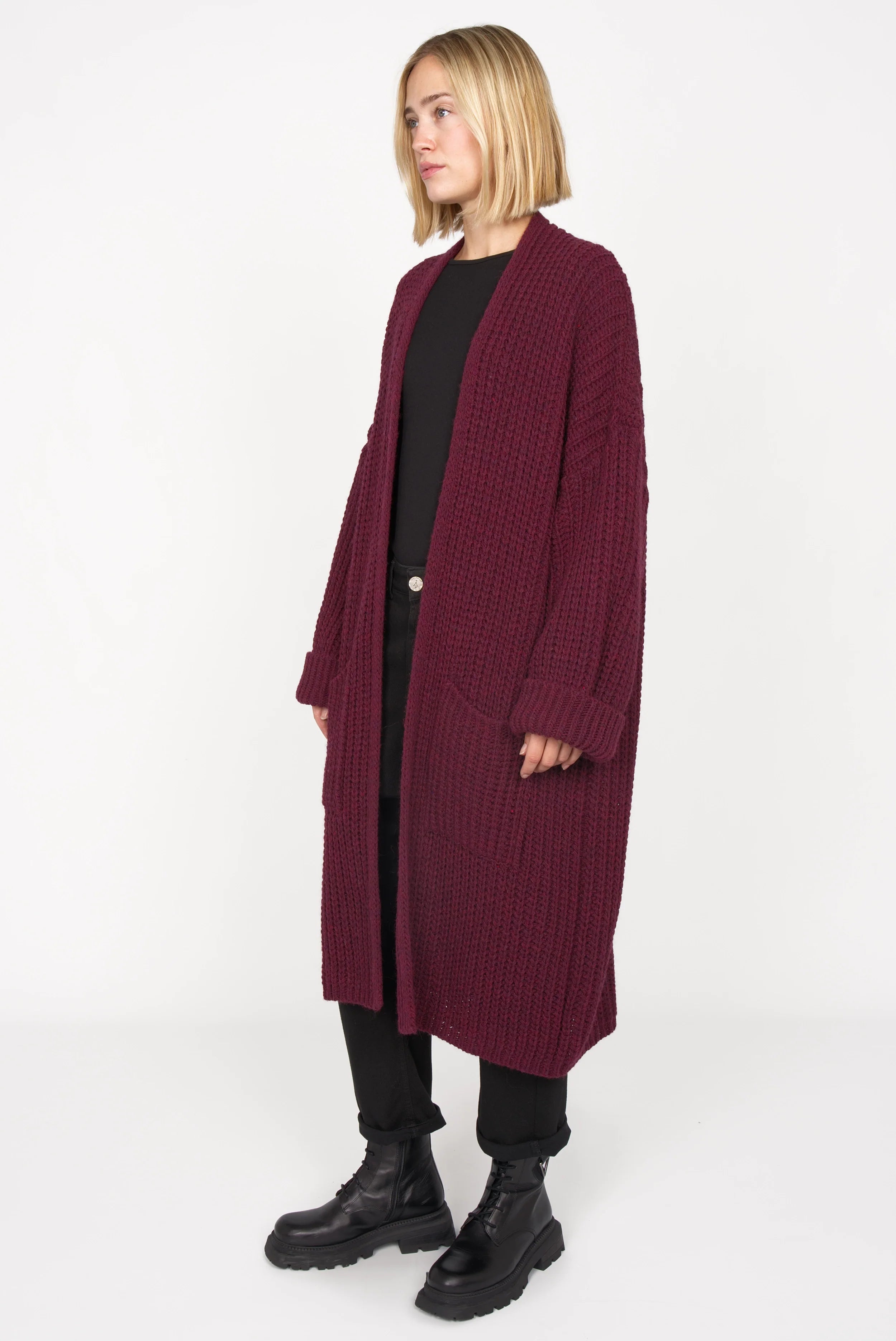 Damen tragen LOLLYTA Strickcardigan oversized offen mit Umschlagsärmeln und Taschen in Bordeaux
