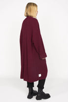 LOLLYTA Strickcardigan oversized offen getragen burgunderrot mit aufgesetzten Taschen und umgeschlagenen Ärmeln