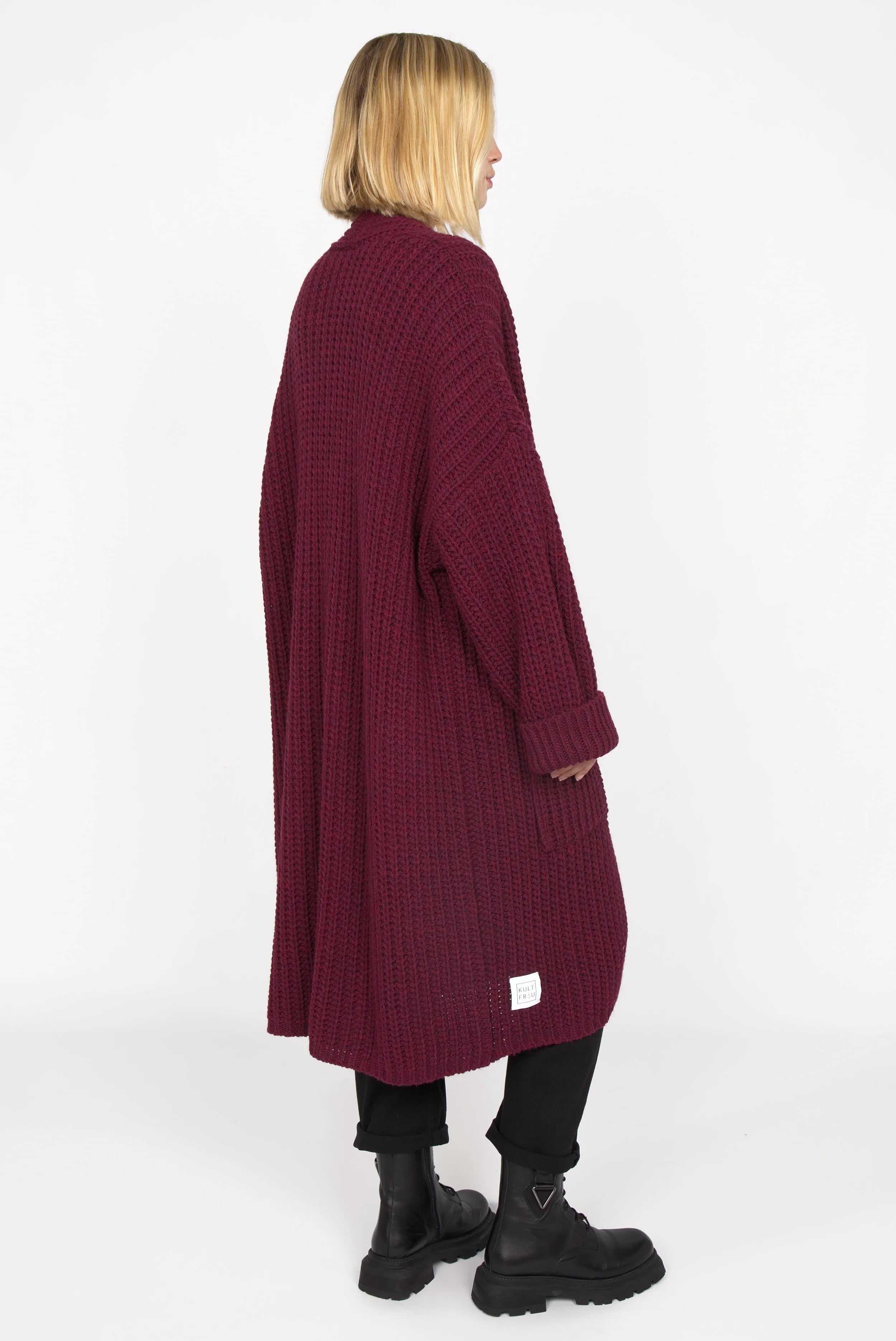 LOLLYTA Strickcardigan oversized offen getragen burgunderrot mit aufgesetzten Taschen und umgeschlagenen Ärmeln