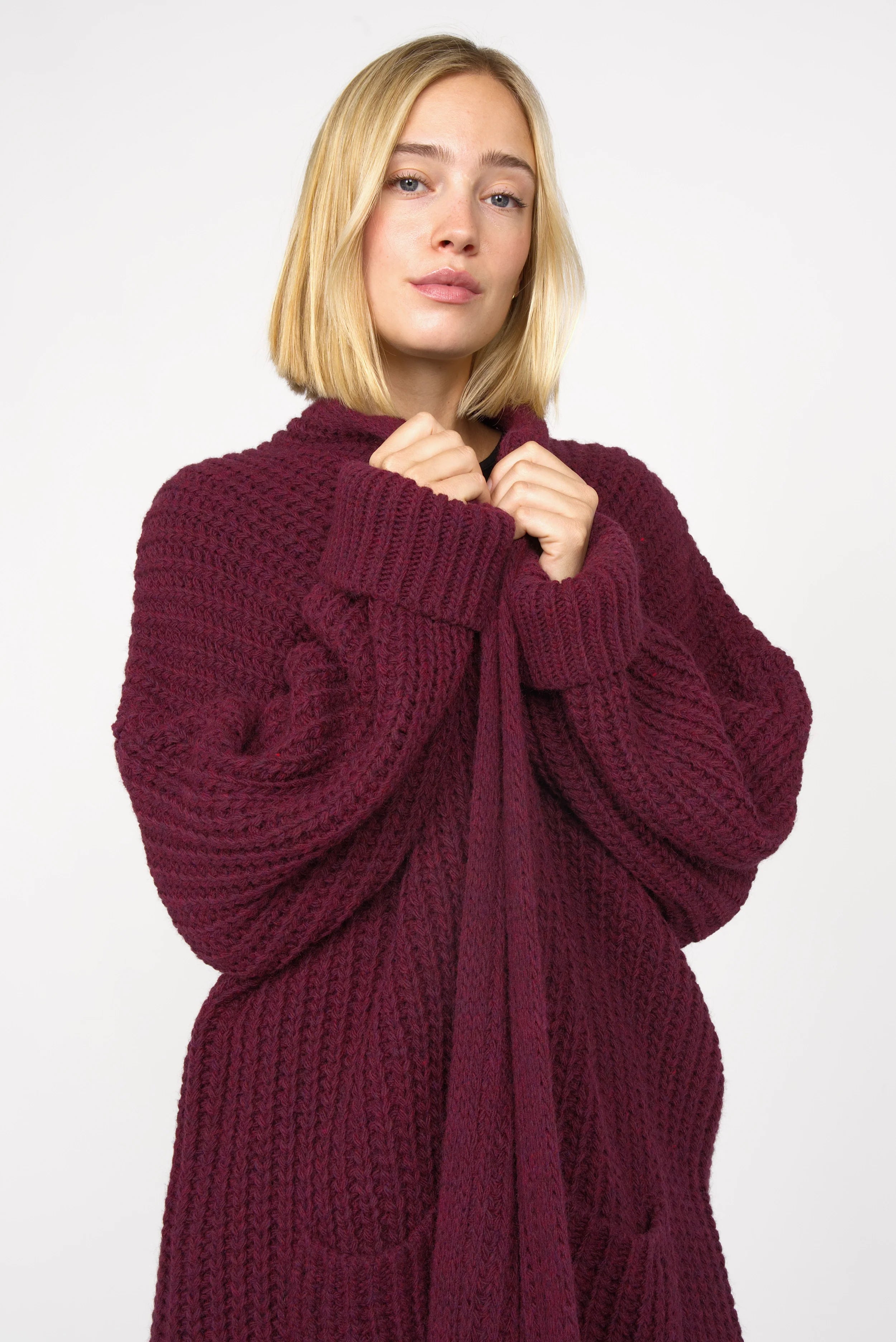 LOLLYTA Strickcardigan oversized bordeauxfarbener Cardigan aus grobem Strick mit aufgesetzten Taschen und umschlagbaren Ärmeln