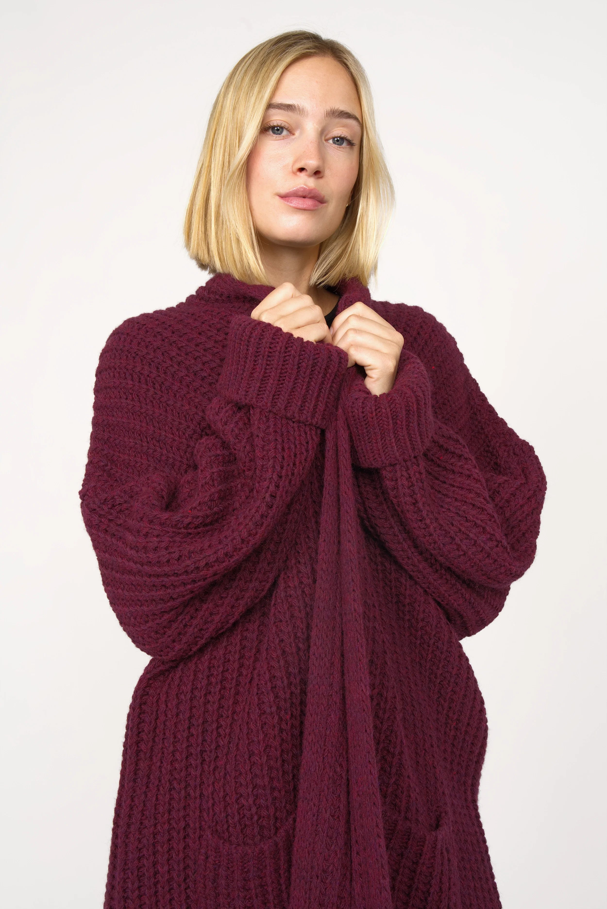 Woman wearing oversized LOLLYTA Strickcardigan in deep burgundy knit with relaxed fit and rolled sleeves.