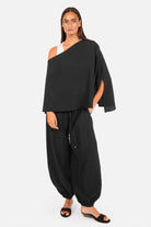 Leicht fließendes LOTAH Asymmetrisches Cape aus Viskose mit One-Shoulder-Design und asymmetrischem Saum