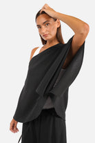 LOTah asymmetrisches Cape aus leichter Viskose im One-Shoulder-Design mit asymmetrischem Saum