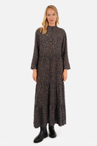 LUSIIA Maxikleid aus fließender Viskose mit All-Over-Print, Stehkragen und seitlichen Taschen, Maxi Länge, Regular Fit
