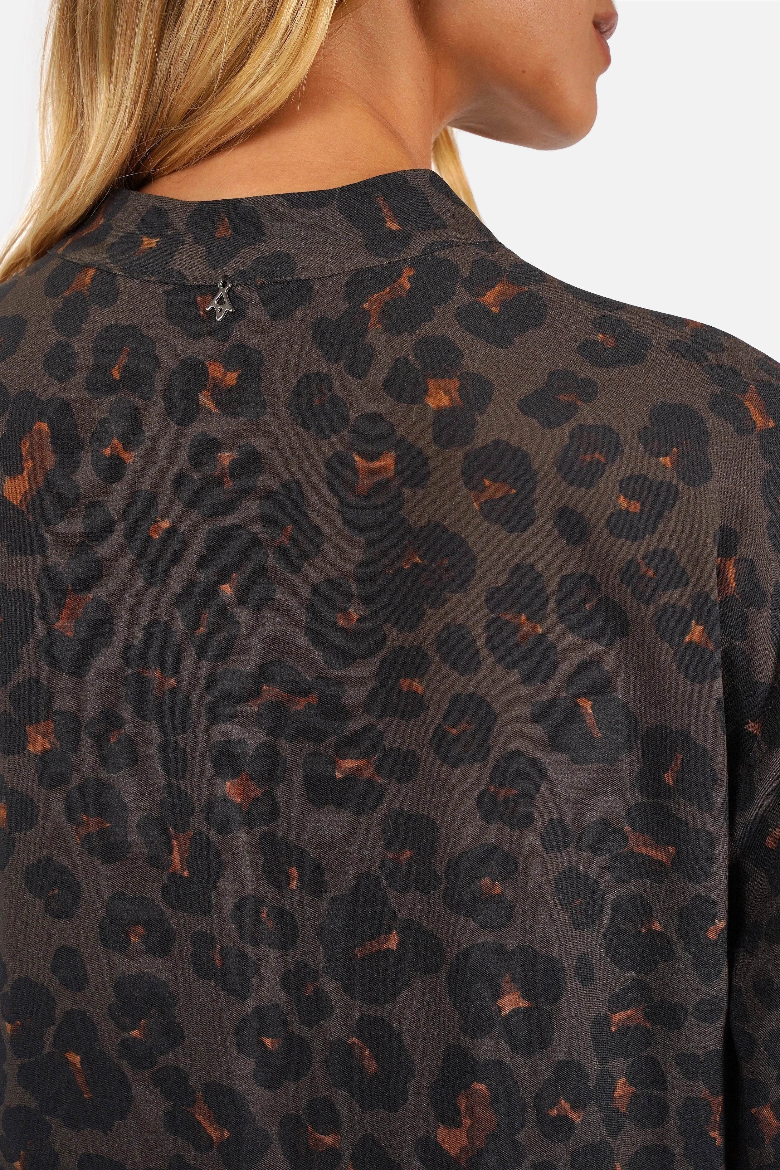 LUSIIA Maxikleid aus fließender Viskose mit All-Over-Print, Stehkragen und Knopfleiste in Maxi-Länge.