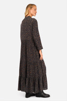 LUSIIA Maxikleid aus fließender Viskose mit All-Over-Print, Stehkragen, Knopfleiste und seitlichen Eingrifftaschen in Maxi-Länge.