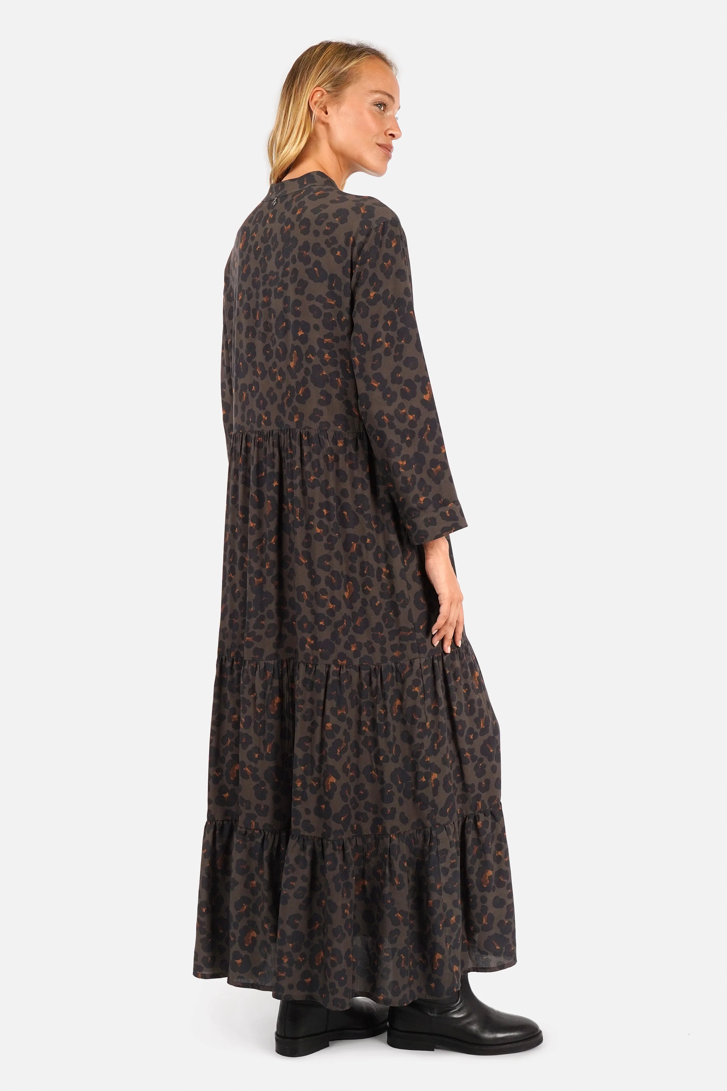 LUSIIA Maxikleid aus fließender Viskose mit All-Over-Print, Stehkragen, Knopfleiste und seitlichen Eingrifftaschen in Maxi-Länge.