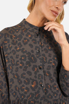 LUSIIA Maxikleid aus fließender Viskose mit All-Over-Print, Stehkragen und Knopfleiste in Maxi-Länge