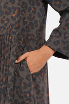 LUSIIA Maxikleid aus fließender Viskose mit All-Over-Print, Stehkragen und Knopfleiste