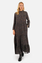 LUSIIA Maxikleid aus fließender Viskose mit All-Over-Print, Stehkragen und Knopfleiste in Regular Fit und Maxi Länge
