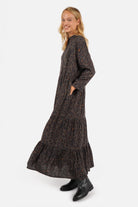LUSIIA Maxikleid aus fließender Viskose mit All-Over-Print, Stehkragen und Knopfleiste in Maxi Länge