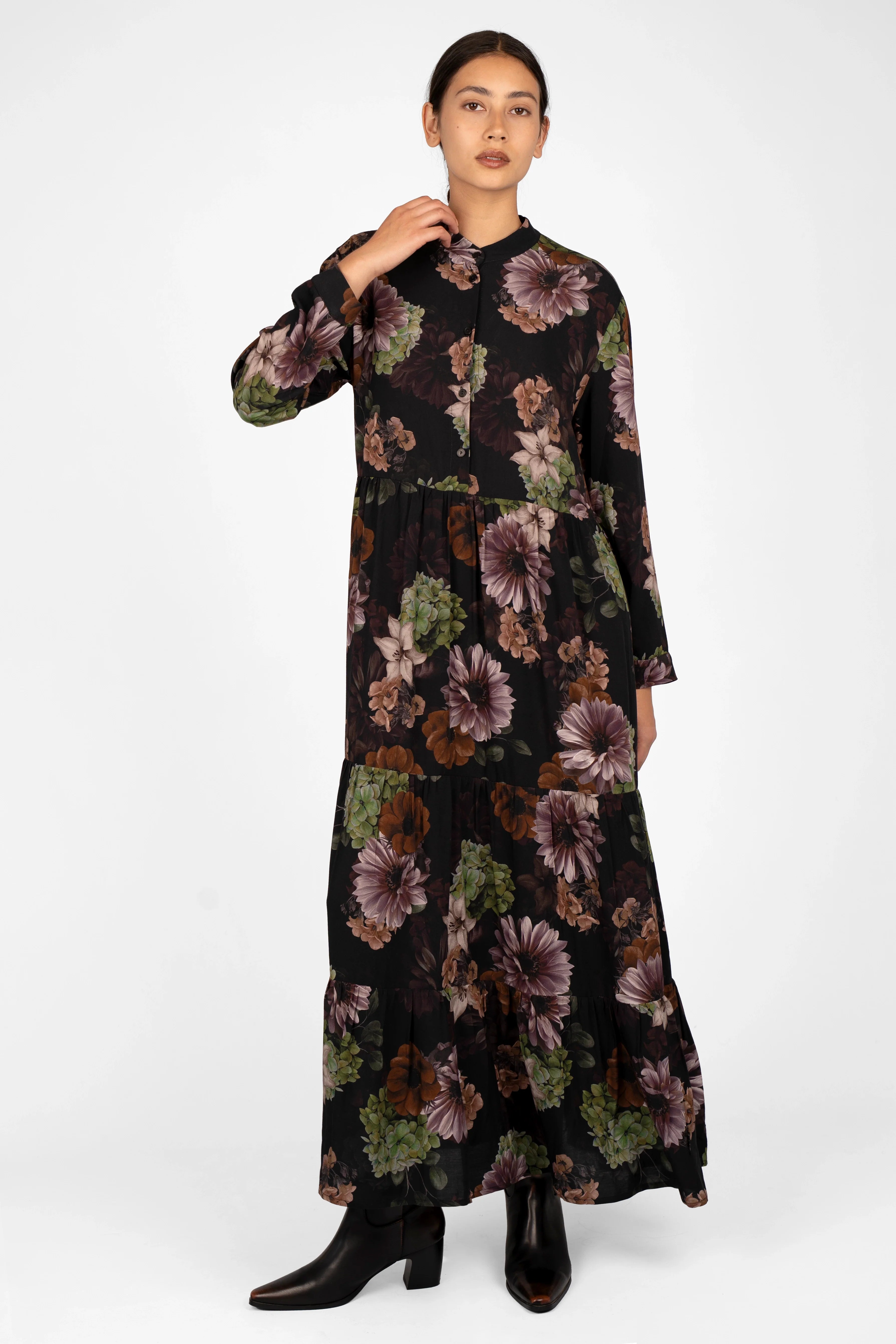 LUSIIA Maxikleid flowing floral print maxi dress with button front and standing collar