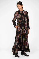 Woman wearing LUSIIA Maxikleid floral print maxi dress with standing collar and button placket