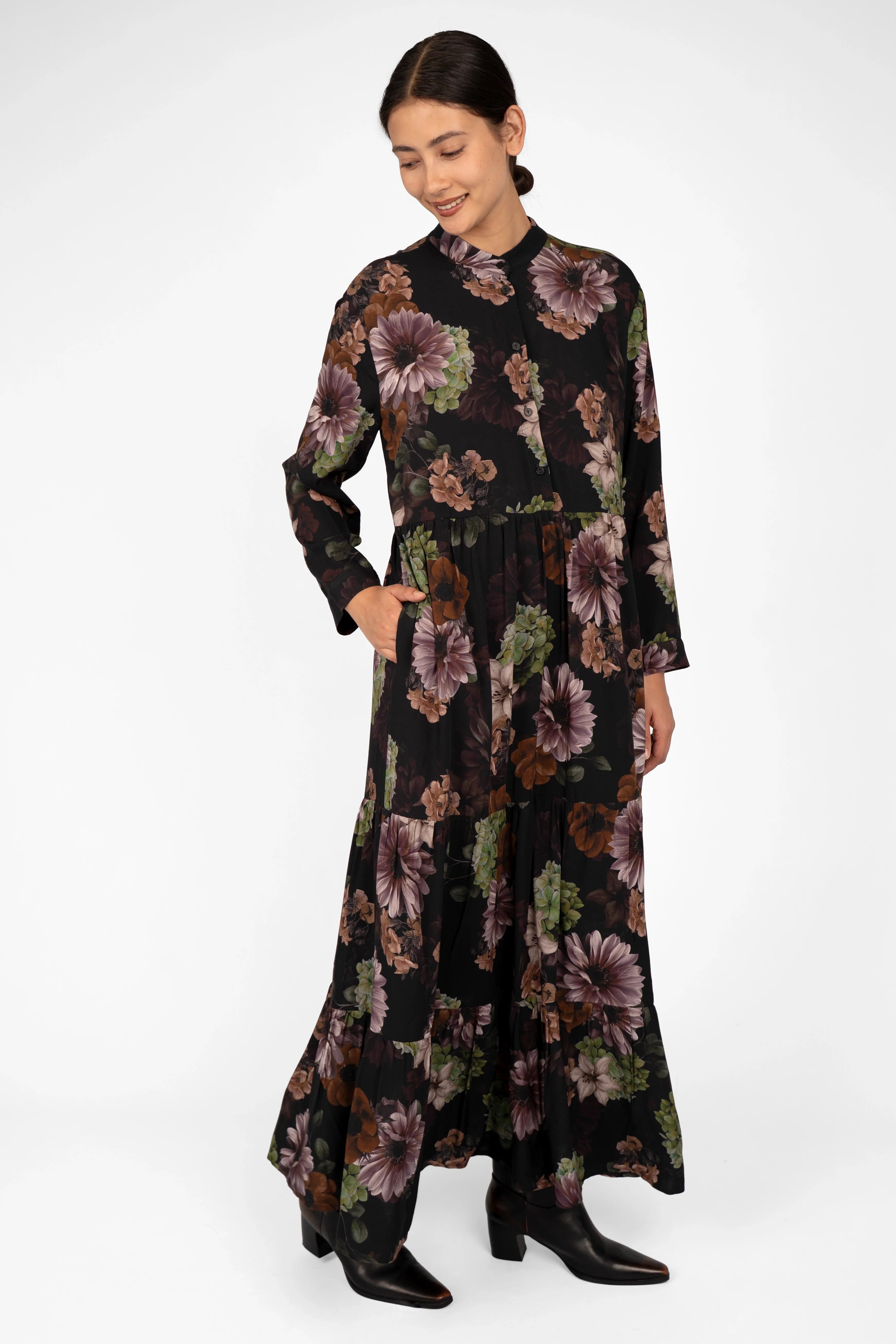 Woman wearing LUSIIA Maxikleid floral print maxi dress with standing collar and button placket
